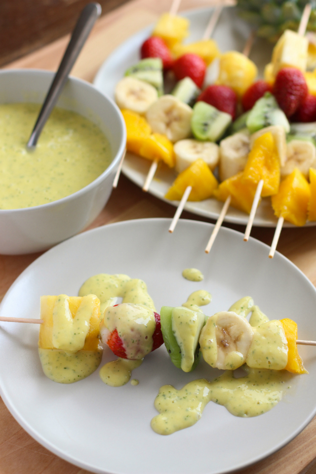 brochetas-de-frutas-salsa-mango-yogurt-full