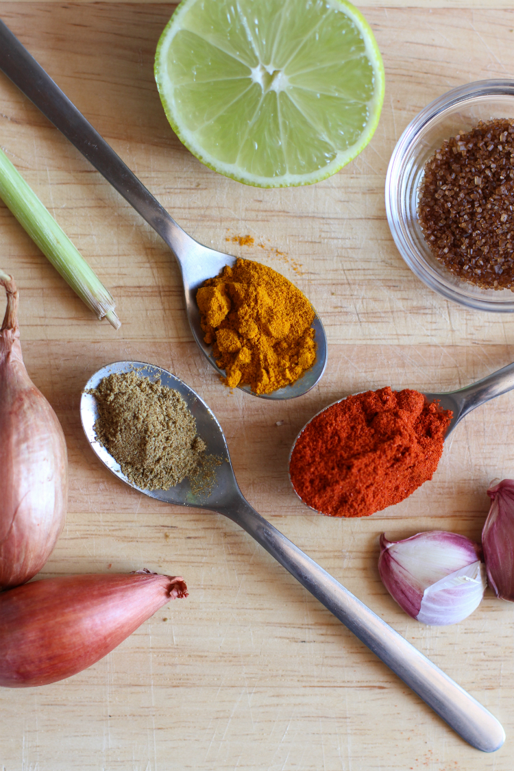 Ingredientes Pollo Satay con salsa de maní, plato asiático