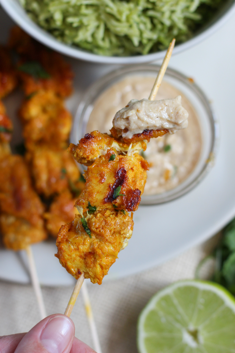 Pollo Satay con salsa de maní, plato asiático