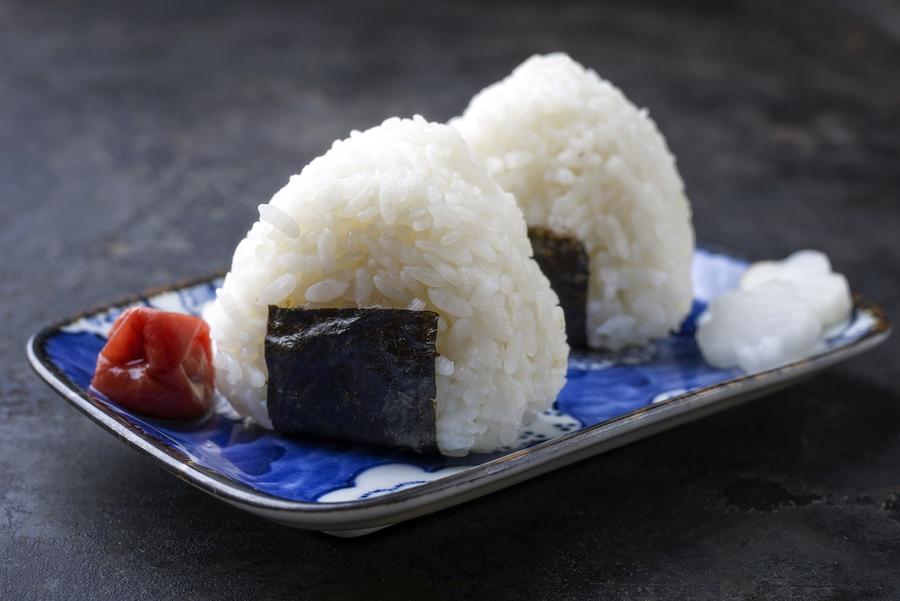 7 tipos de sushi que debes probar, aprende a identificarlos - onigiri sushi