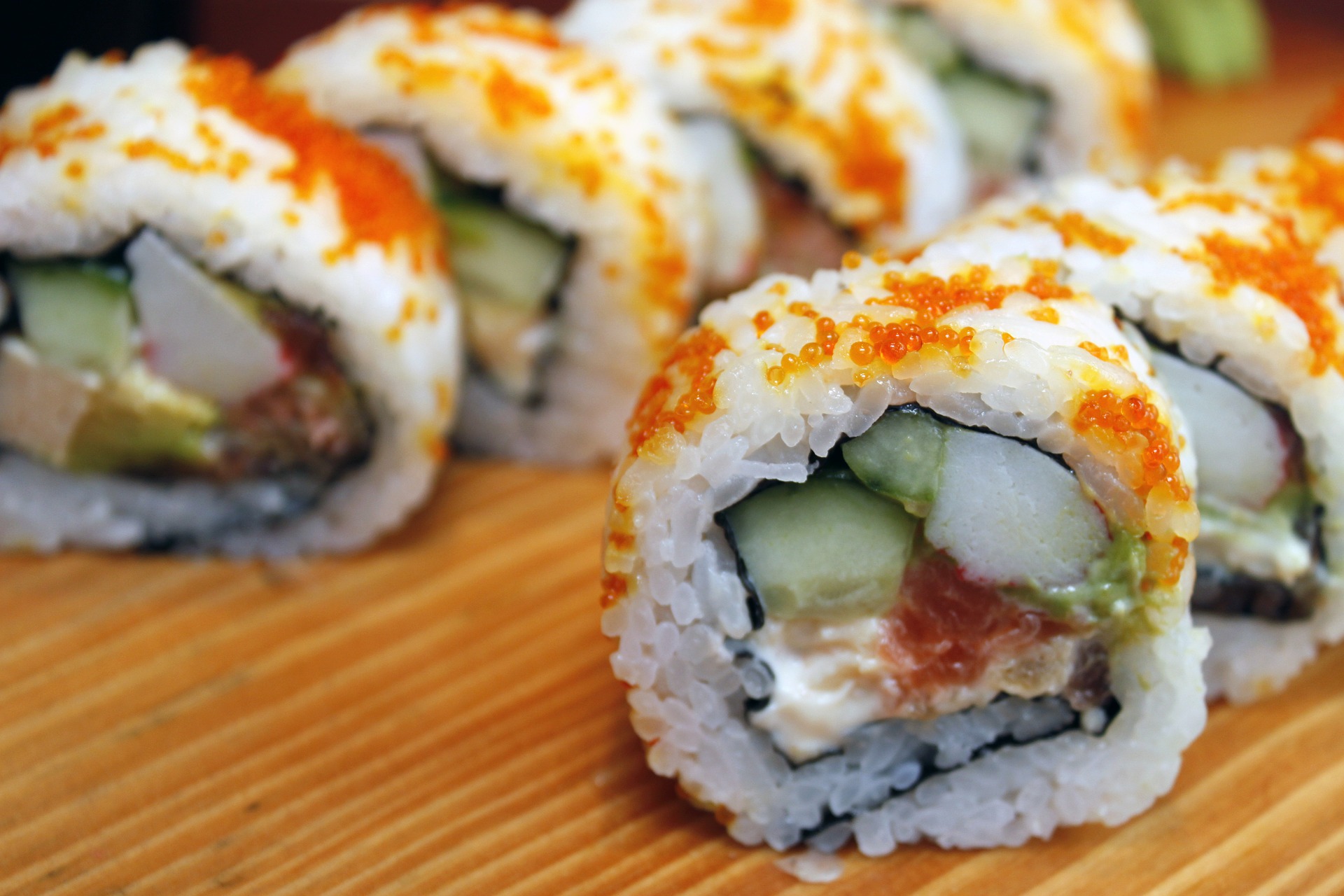 7 tipos de sushi que debes probar, aprende a identificarlos - uramaki sushi