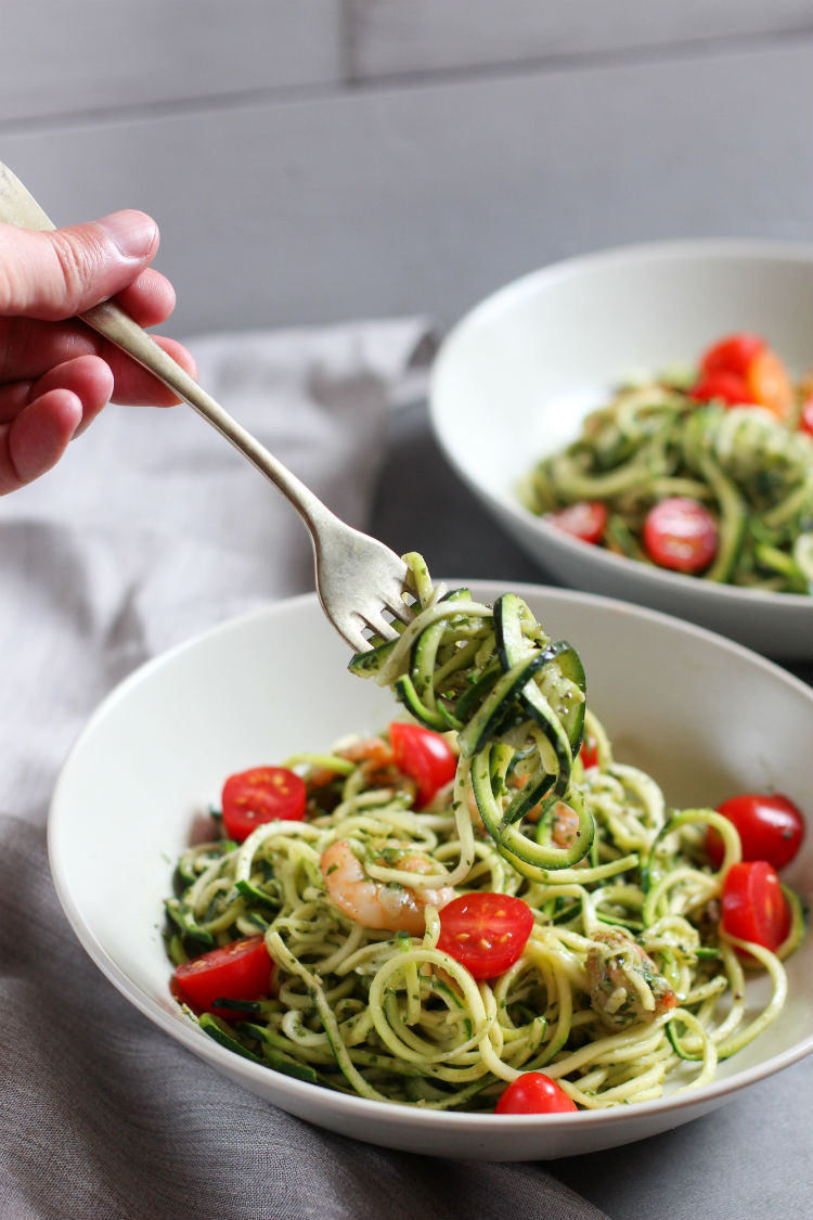 zoodles (zuchinni noodles) - spaguetti de zapallito italiano (calabacin) con camarones y tomatitos cherry