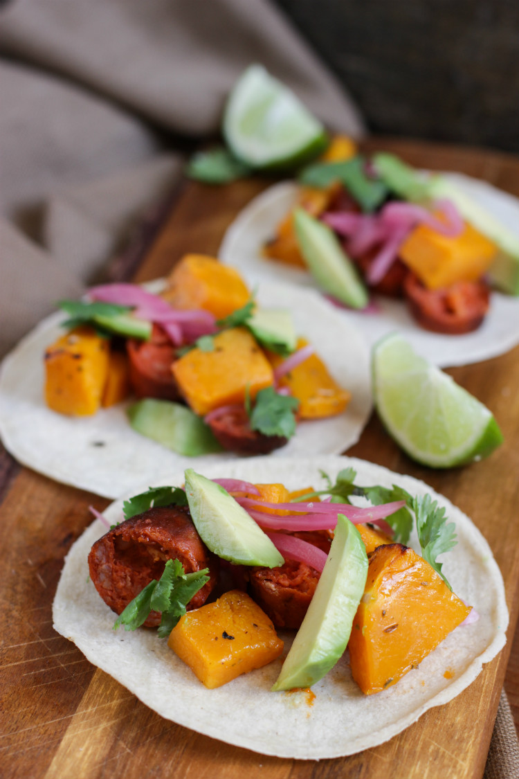 Tacos multicolor: con chorizo, calabaza asada y palta (aguacate)