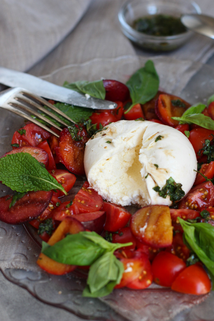 ensalada de burrata con tomates cherry, ciruelas grilladas, menta y albahaca 