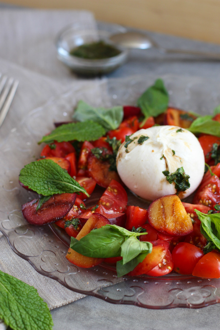 ensalada de burrata con tomates cherry, ciruelas grilladas, menta y albahaca 