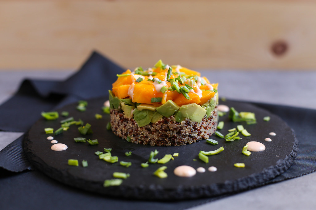 Timbal de quinoa, mango y palta con salsa de mayonesa picante El